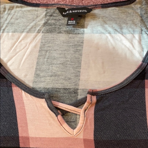 Woman’s Rock & Republic cold shoulder top - Picture 4 of 5